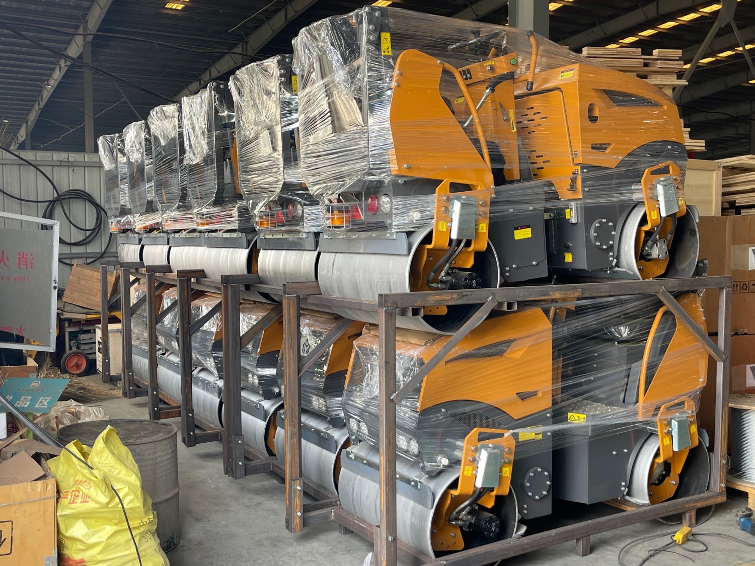 發往俄羅斯圣彼得堡20臺思拓瑞克雙鋼輪、鋼膠壓路機裝柜進行時···